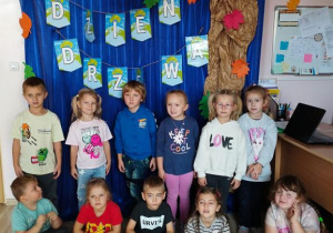 Dzieci uśmiechnięte pozują do zdjęcia