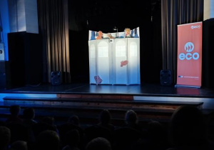 Scena teatralna a na niej aktorzy