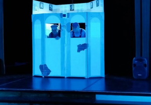 Scena teatralna a na niej aktorzy