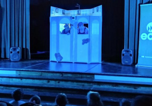 Scena teatralna a na niej aktorzy