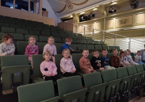 Dzieci siedzą w teatrze