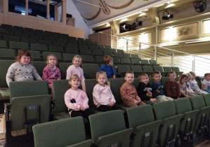 Dzieci siedzą w teatrze