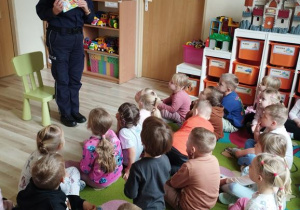 Pani Policjantka pokazuje dzieciom książkę