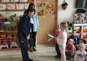 Dzieci wręczają policjantce podziękowanie