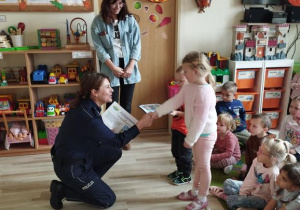 Dzieci wręczają policjantce podziękowanie