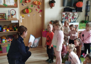 Dzieci wręczają policjantce podziękowanie