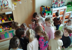 Dzieci wręczają policjantce podziękowanie