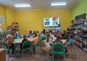 Dzieci opowiadają legendę i ilustrujące ją obrazki