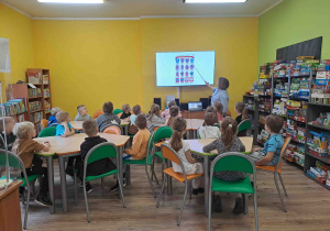 Dzieci oglądają zmianę wizerunku godła Polski