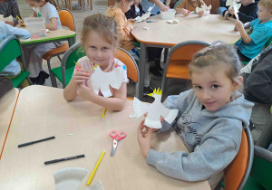 Dziewczynki pokazują swoje orzełki