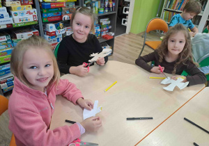 Dzieci wycinają z talerzyków kształt orła