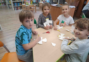 Dzieci wykonują orzełki