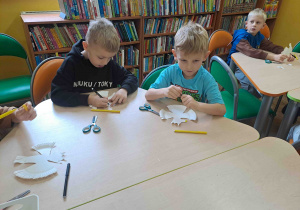 Dzieci wykonują orzełki
