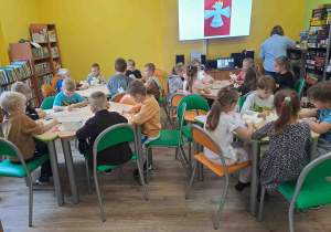 Dzieci wykonują orzełki