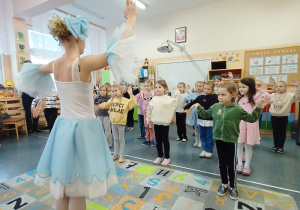 Dziewczynki ćwiczą z baletnicą