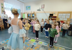 Dziewczynki ćwiczą z baletnicą