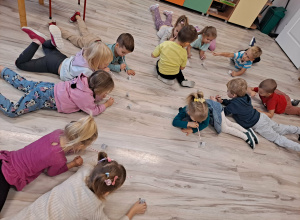 Jesienne zabawy z wiewiórką w naszej grupie!