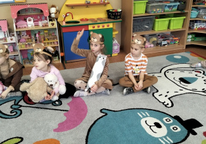 Dzieci słuchają historii o powstaniu pluszowego misia