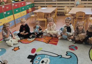 Dzieci słuchają historii o powstaniu pluszowego misia