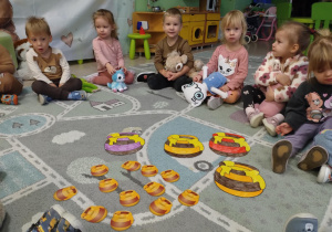 Zabawy matematyczne- wiekszy, mniejszy miód