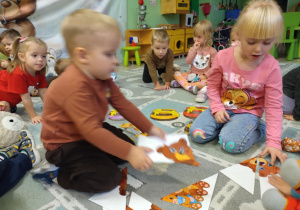 Układanie puzzli - misie