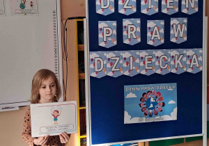 Dziewczynka wypowiada się na temat ilustracji trzymanej w rączkach