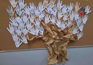 Drzewko naszych praw stworzone z papierowych rączek z rysunkami dzieci