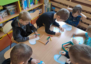 Dzieci przygotowują serduszka - wycinają, kolorują, rysują