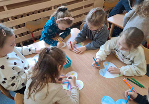 Dzieci przygotowują serduszka - wycinają, kolorują, rysują