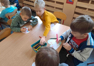 Dzieci przygotowują serduszka - wycinają, kolorują, rysują
