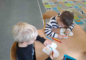 Dzieci przygotowują serduszka - wycinają, kolorują, rysują