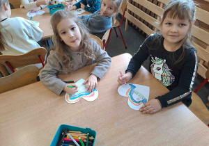 Dzieci przygotowują serduszka - wycinają, kolorują, rysują