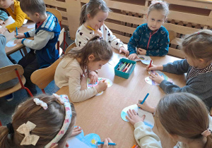 Dzieci przygotowują serduszka - wycinają, kolorują, rysują