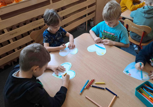 Dzieci przygotowują serduszka - wycinają, kolorują, rysują