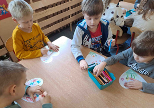 Dzieci przygotowują serduszka - wycinają, kolorują, rysują