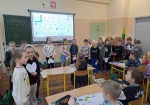 Z wizytą w pierwszej klasie - pozdrawiamy starszych kolegów i wręczmy im wykonane serca