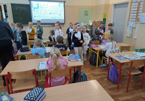 Z wizytą w pierwszej klasie - pozdrawiamy starszych kolegów i wręczmy im wykonane serca