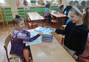 Z wizytą w pierwszej klasie - pozdrawiamy starszych kolegów i wręczmy im wykonane serca