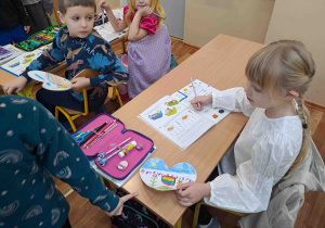 Z wizytą w pierwszej klasie - pozdrawiamy starszych kolegów i wręczmy im wykonane serca