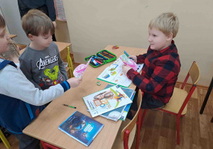 Z wizytą w pierwszej klasie - pozdrawiamy starszych kolegów i wręczmy im wykonane serca