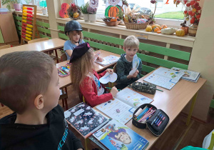 Z wizytą w pierwszej klasie - pozdrawiamy starszych kolegów i wręczmy im wykonane serca