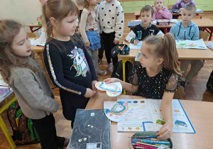 Z wizytą w pierwszej klasie - pozdrawiamy starszych kolegów i wręczmy im wykonane serca