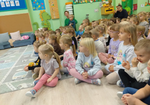 Dzieci uważnie oglądają balet