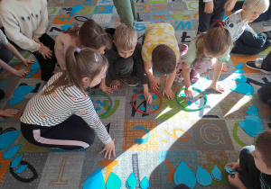 Dzieci tworzą zbiory kropelek według wskazanej ilości i wielkości