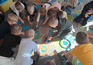 Dzieci tworzą zbiory kropelek według wskazanej ilości i wielkości