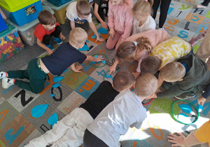 Dzieci tworzą zbiory kropelek według wskazanej ilości i wielkości