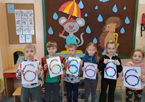 Dzieci prezentują prace