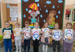 Dzieci prezentują prace