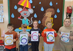 Dzieci prezentują prace