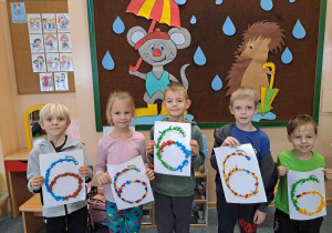 Dzieci prezentują prace